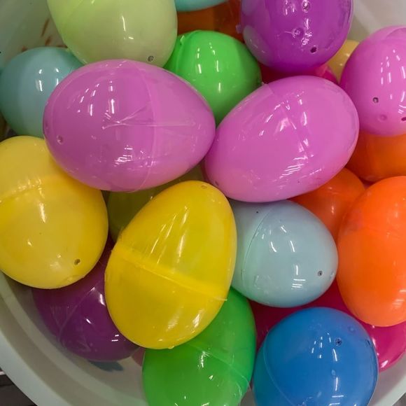 5 MYSTERY EGGS CONTAINING A MYSTERY JIBBIT / CROC CHARM PERFECT FOR EGG HUNTS - Picture 1 of 1